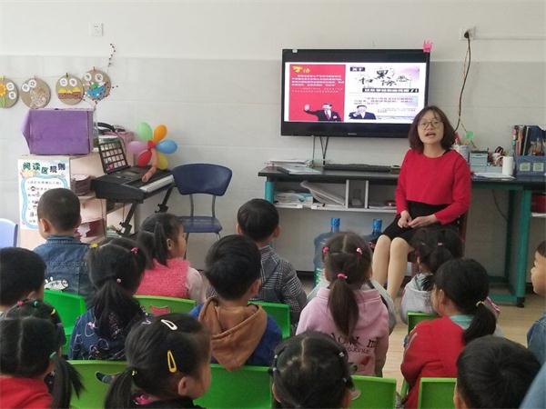 中1班王官虹老师给孩子们讲解扫黑除恶的概念和意义.jpg