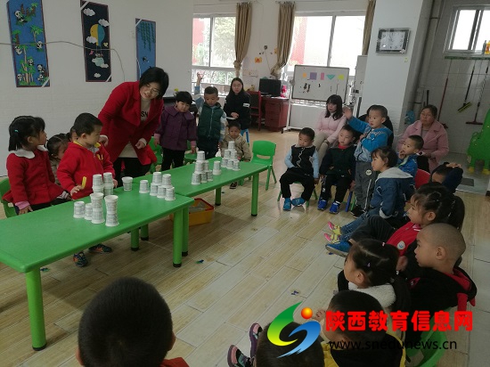 中班幼儿在教师引导下科学探究怎样才能垒的高.jpg