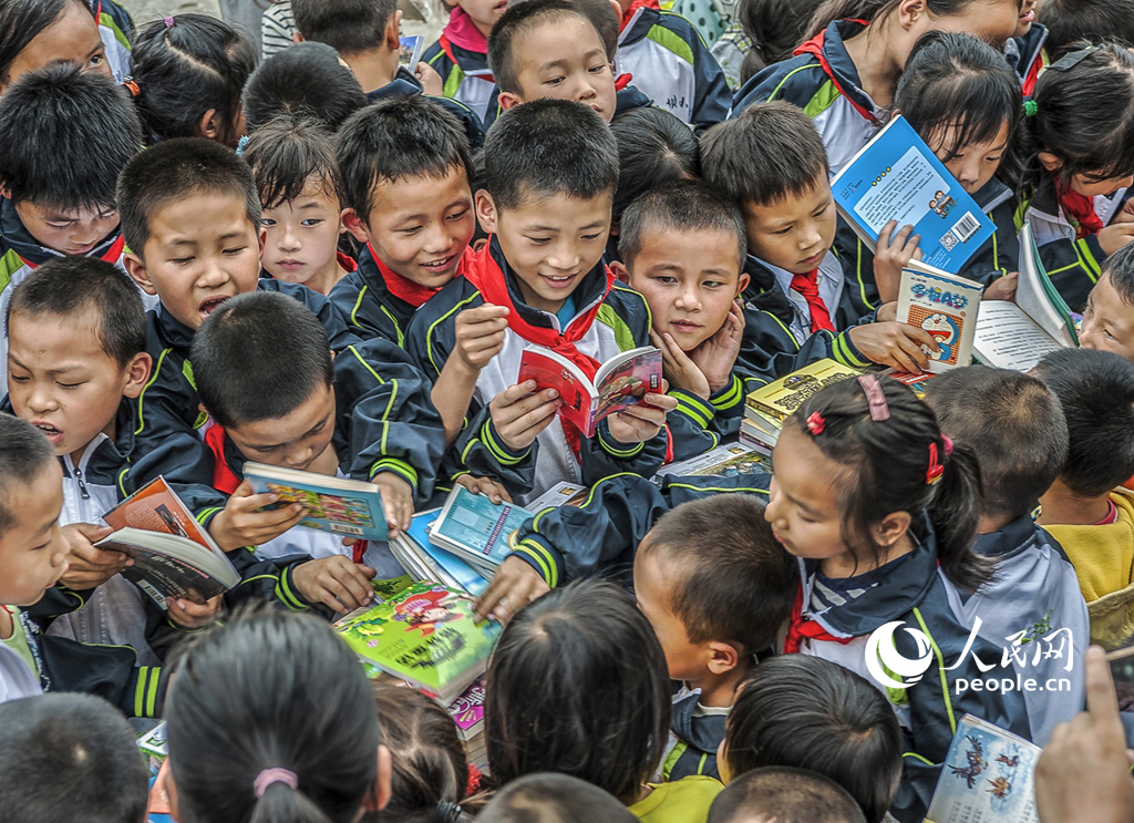《爱心书屋下乡来》，蔡双荣2016年6月28日摄于贵州省镇远县大地乡双坝小学。当日，20名摄影家来到双坝小学，为孩子们送来了儿童读物，孩子对阅读的渴望，深深打动了摄影家们。