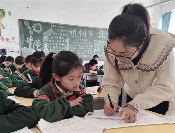 富閩友誼小學(xué)老師正在為學(xué)生答疑解惑.jpg