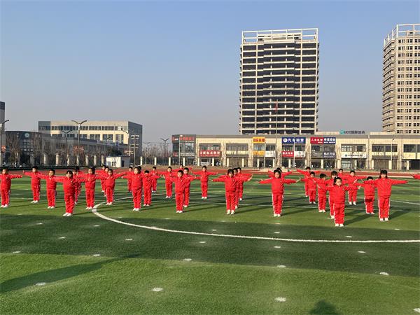 恒大小學(xué)學(xué)生在綠蔭操場(chǎng)上訓(xùn)練武術(shù)拳.jpg
