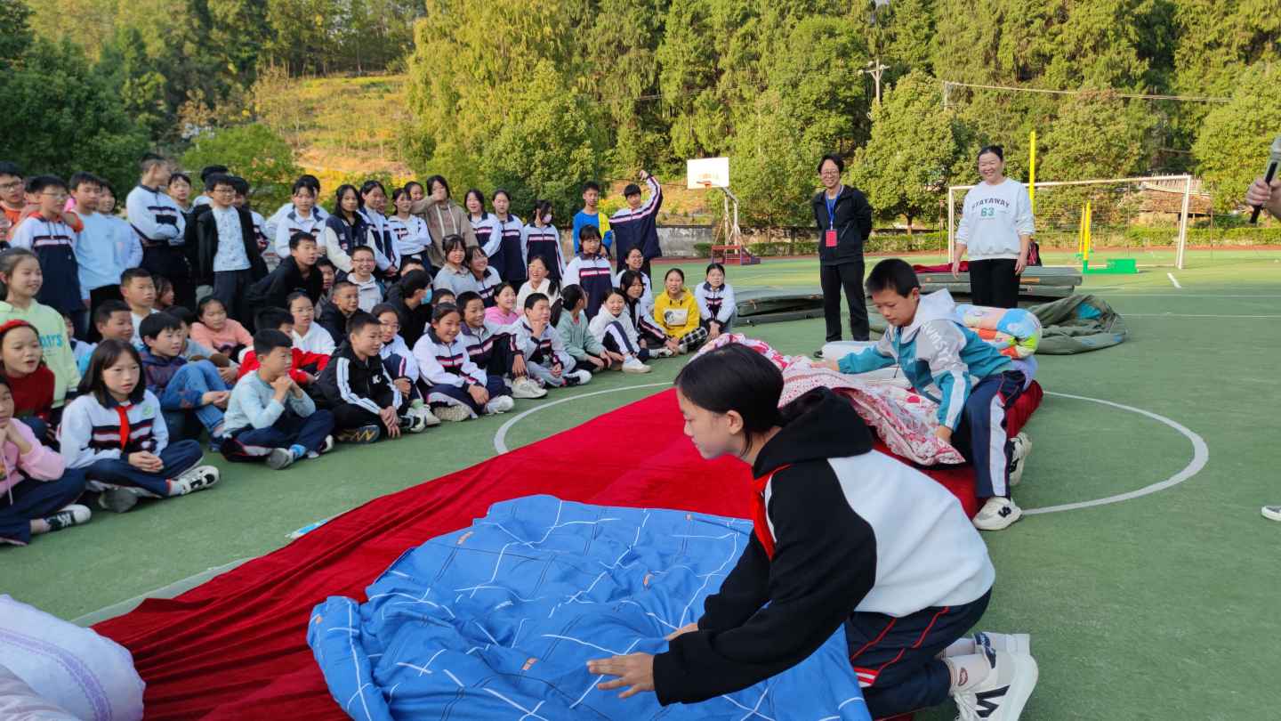 202210211035219001.jpg 叠被子比赛(1).jpg