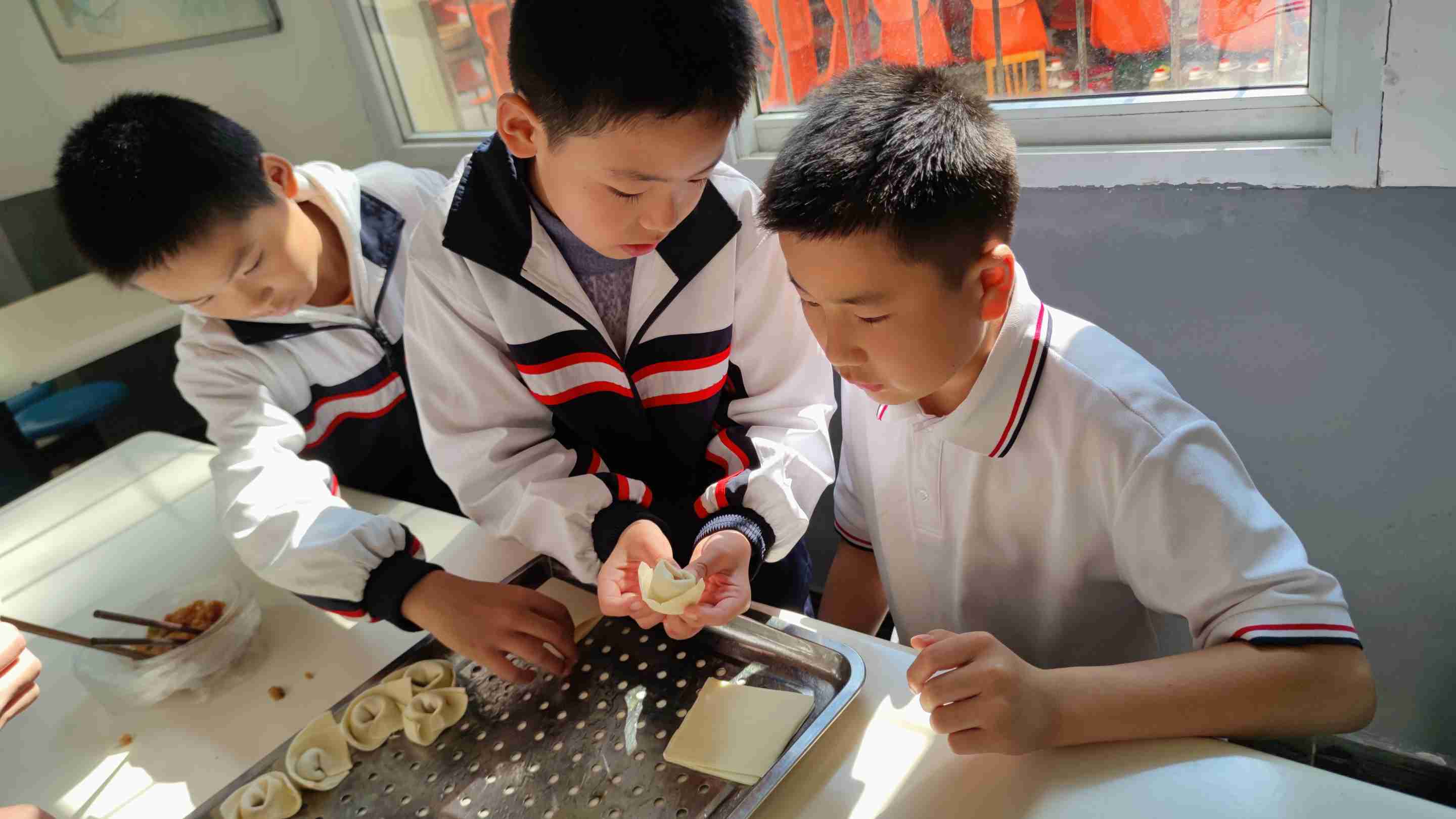 202210211035325698.jpg 包饺子(小组成员互相帮助)(1).jpg