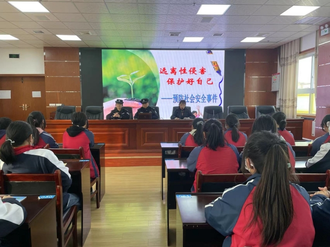 邀請公安民警對學生進行青春期教育_副本.jpg