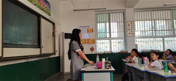 支教服務隊劉緣向學生講解大學.jpg